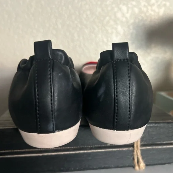 SIZE 8 Women's Black and Red Heart Flats - Picture 6 of 9